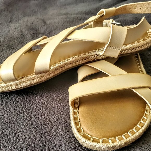 Torrid 9W Sandals - Picture 2 of 4